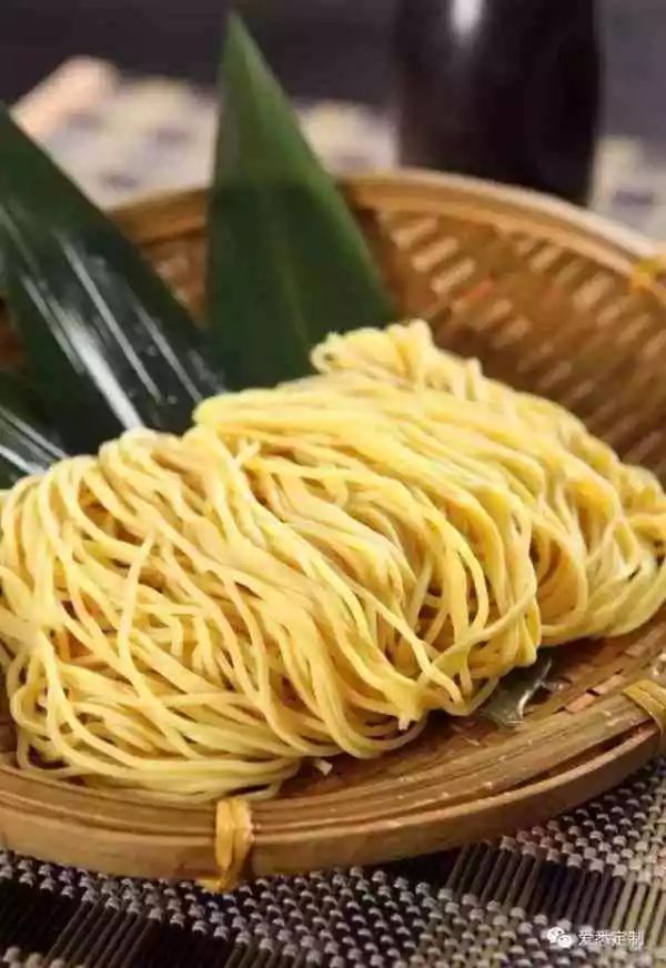 小孩吃长寿面的寓意