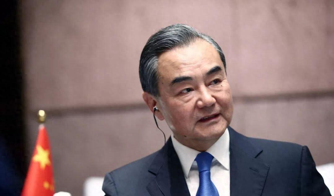王毅对美国连发五问，揭示真实的世界格局与大国责任