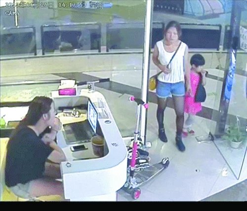 监控拍下女童泳道内遭拍打受伤警惕泳池安全隐患，女童泳道内遭拍打受伤事件的深度解析与监控重要性