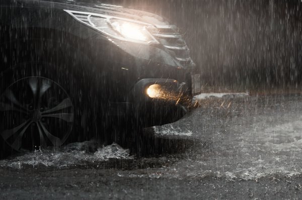 雨天行车注意“法拉第笼”效应雨天行车注意法拉第笼效应，安全驾驶指南