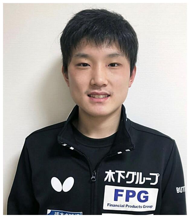 张本智接受采访张本智接受采访，揭秘自媒体成功背后的故事