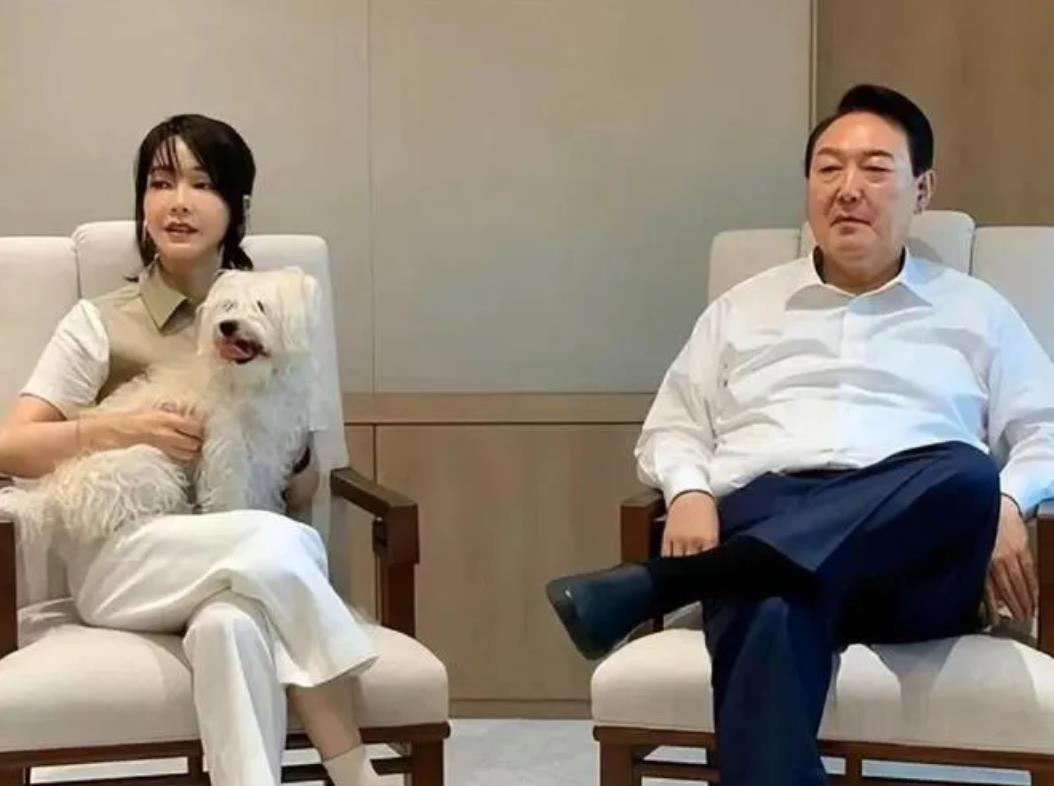 尹锡悦妻子被拘押只能睡地板尹锡悦妻子被拘押的背后，权力斗争下的家庭悲剧