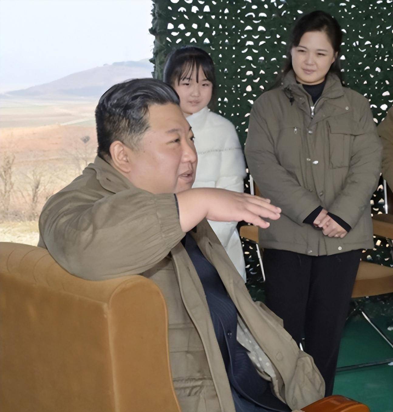 金正恩把女儿带来了金正恩携女儿亮相，聚焦全球目光