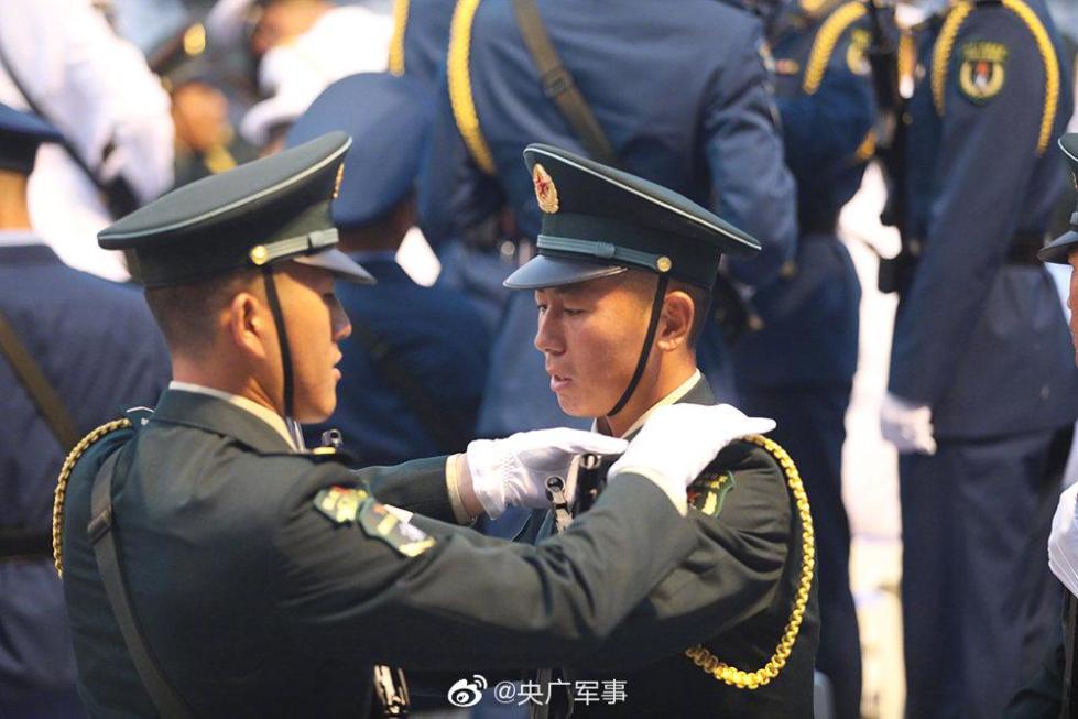 受阅官兵举止什么重受阅官兵举止什么重，礼仪与纪律并重的重要性