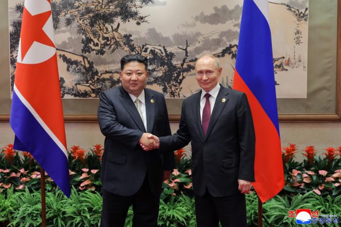 金正恩普京北京会晤细节披露金正恩和普京在北京的会晤细节并未公开披露。关于两位领导人的会晤细节，建议您关注官方媒体的报道。