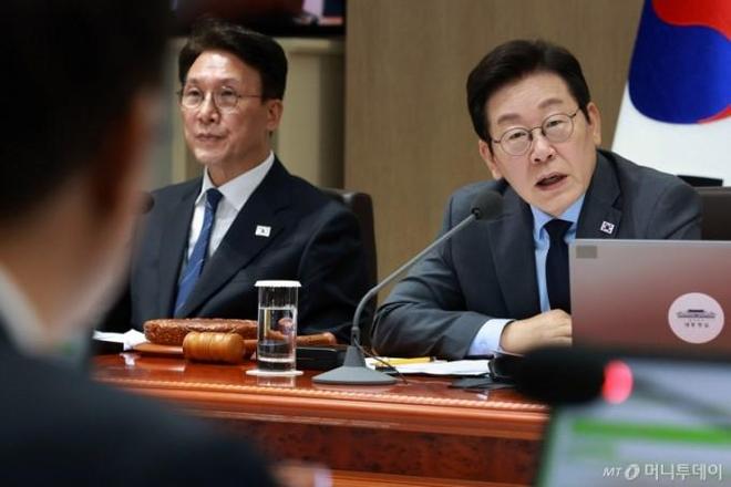 李在明批反华集会：纯属“闹事”李在明批反华集会，纯属闹事——理性看待海外华侨华人集会风波