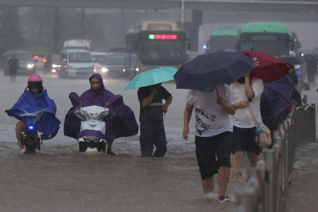 直击河南大暴雨直击河南大暴雨，灾难之下的人性光辉与社会力量