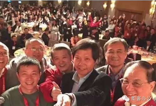 雷军合影后冲出包围，手机险被挤掉的瞬间