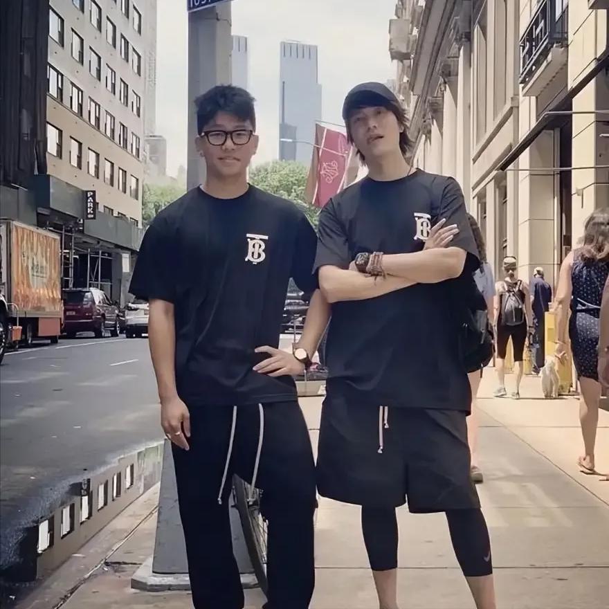 陈坤儿子大学毕业，父子俩合照庆祝
