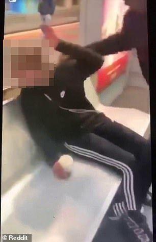 女子地铁上与男子争吵猛踹对方