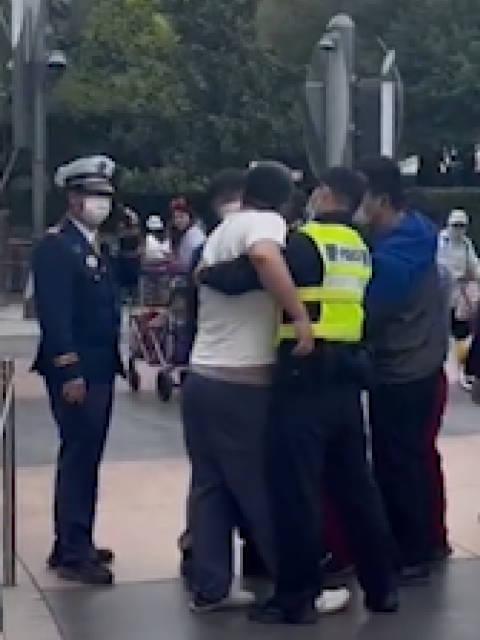 上海迪士尼游客打架事件，警方通报引发网友热议