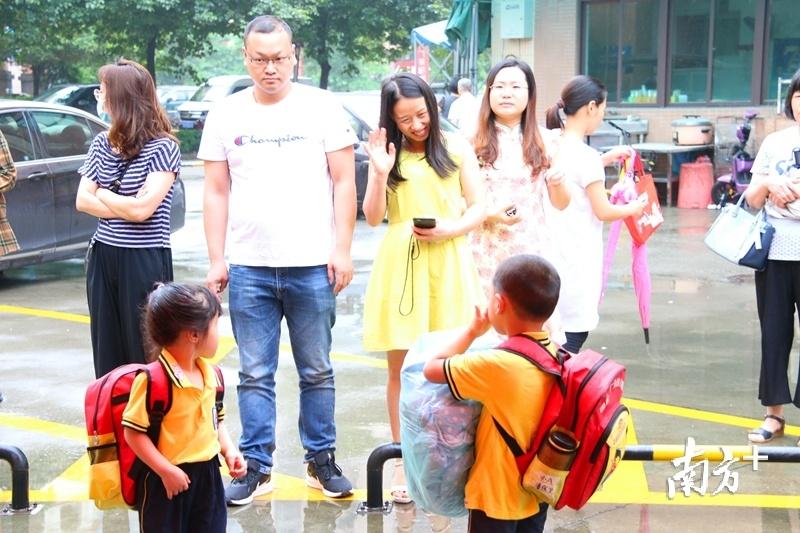 萌娃初入幼儿园，背着大书包的回头瞬间