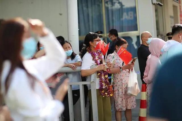 请假陪女儿高考被开，职场家庭的艰难抉择