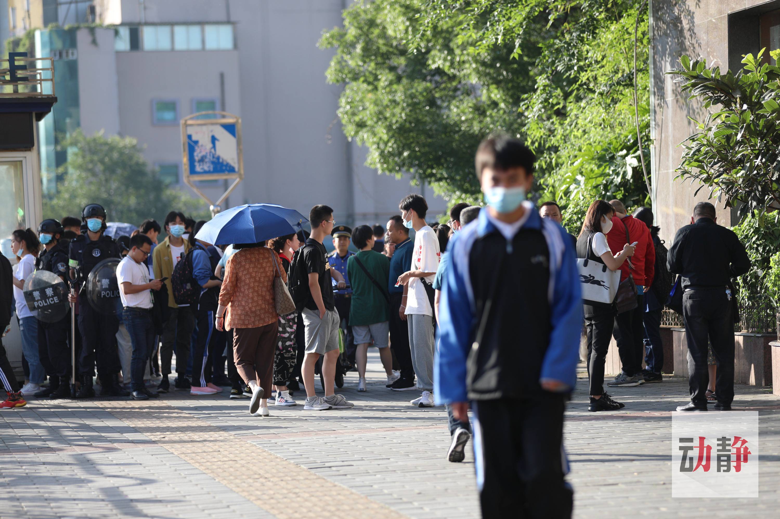 2021年首位走出考场的人，探索勇气与未来的交织