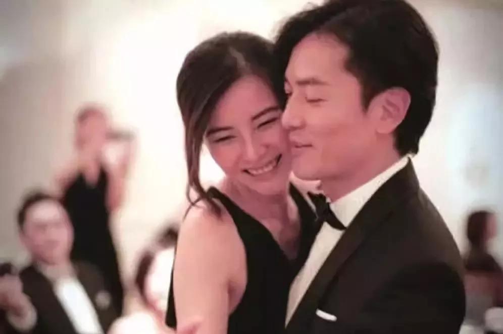 杨幂挽刘德华引发热议，疑似林萧上身，娱乐圈再起波澜