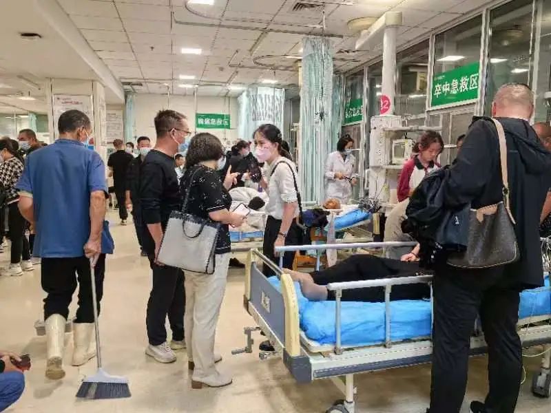 雷暴大雨致急诊室人满为患 医院回应雷暴大雨可能导致急诊室人满为患的情况，特别是在天气极端的情况下，人们可能因为各种原因需要紧急医疗服务。针对这种情况，医院可以采取以下回应和应对措施